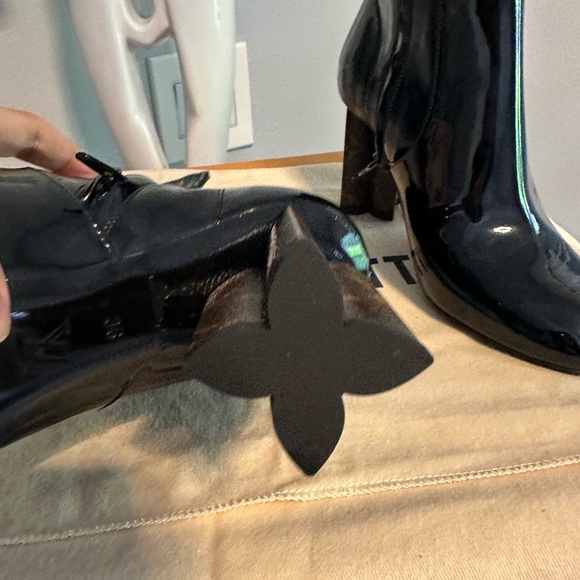 Authentic Louis Vuitton Silhouette Ankle boot - Picture 3 of 6
